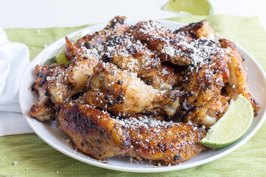 Obtenga el máximo provecho de sus comidas de fin de semana haciendo estas alitas de pollo Chipotle Cotija. Amigos y familiares te rogarán por esta sencilla receta del ala Cinco de Mayo.