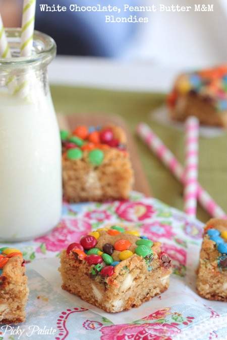 Mantequilla de cacahuete de chocolate blanco M y M Blondies de