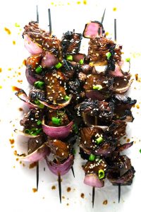 Estas brochetas asiáticas a la parrilla con ajo se adoban en una deliciosa marinada asiática y luego se asan a la parrilla a la perfección jugosa.