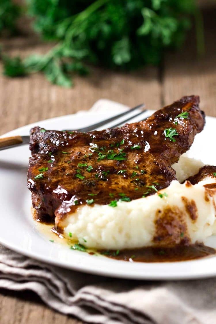  Súper fáciles, súper sabrosas, estas chuletas de cerdo albaricoque balsámicas están en la mesa en minutos. ¡Todo el mundo ama esto! www.keviniscooking.com 