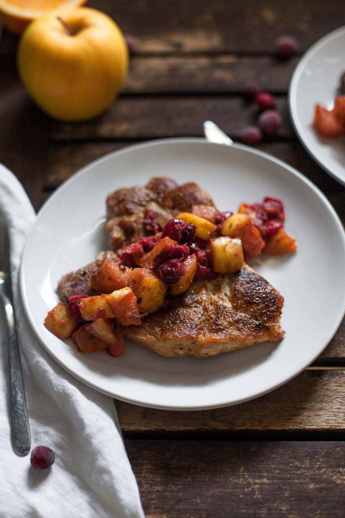 Chuletas De Cerdo Con Compota De Arándano Y Manzana (Paleo, Entero30) | acalculatedwhisk.com