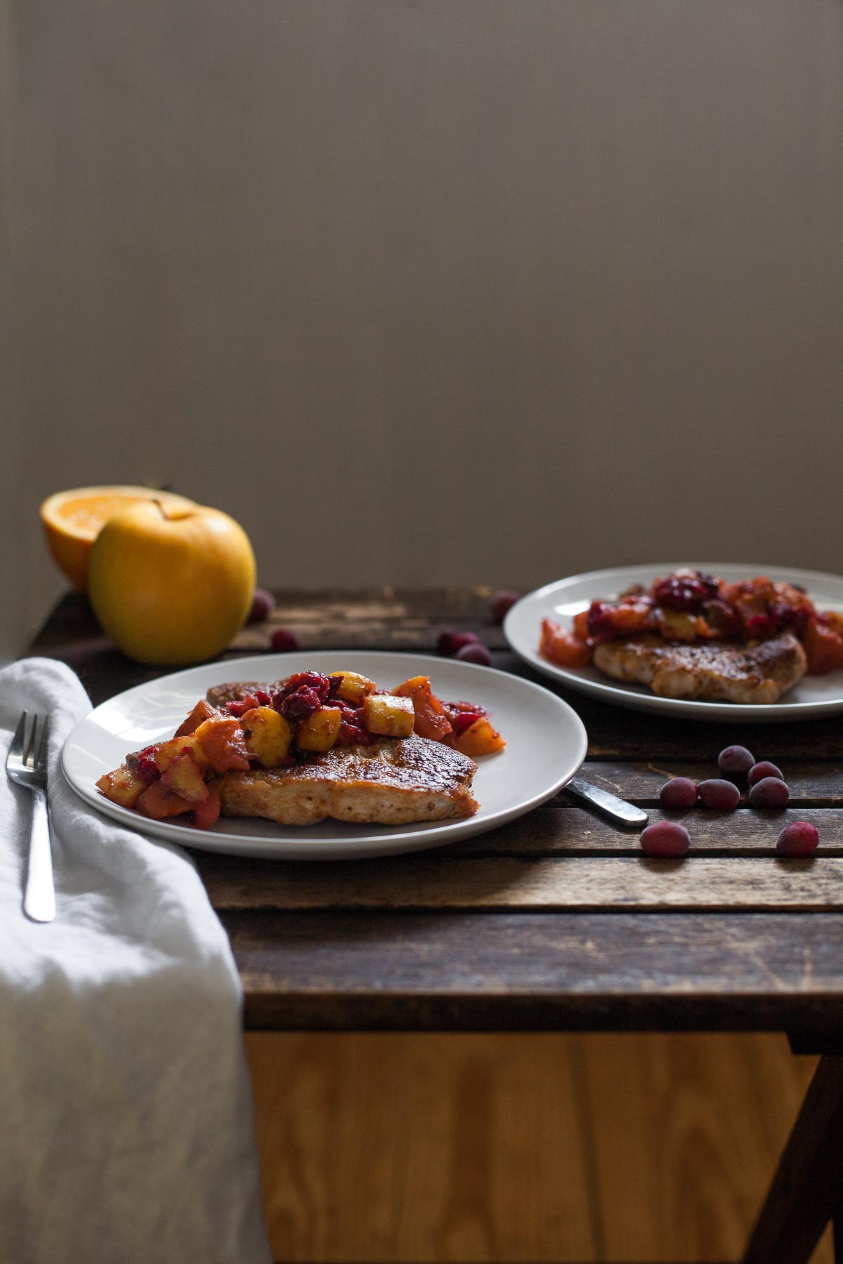 Chuletas De Cerdo Con Compota De Arándano Y Manzana (Paleo, Entero30) | acalculatedwhisk.com