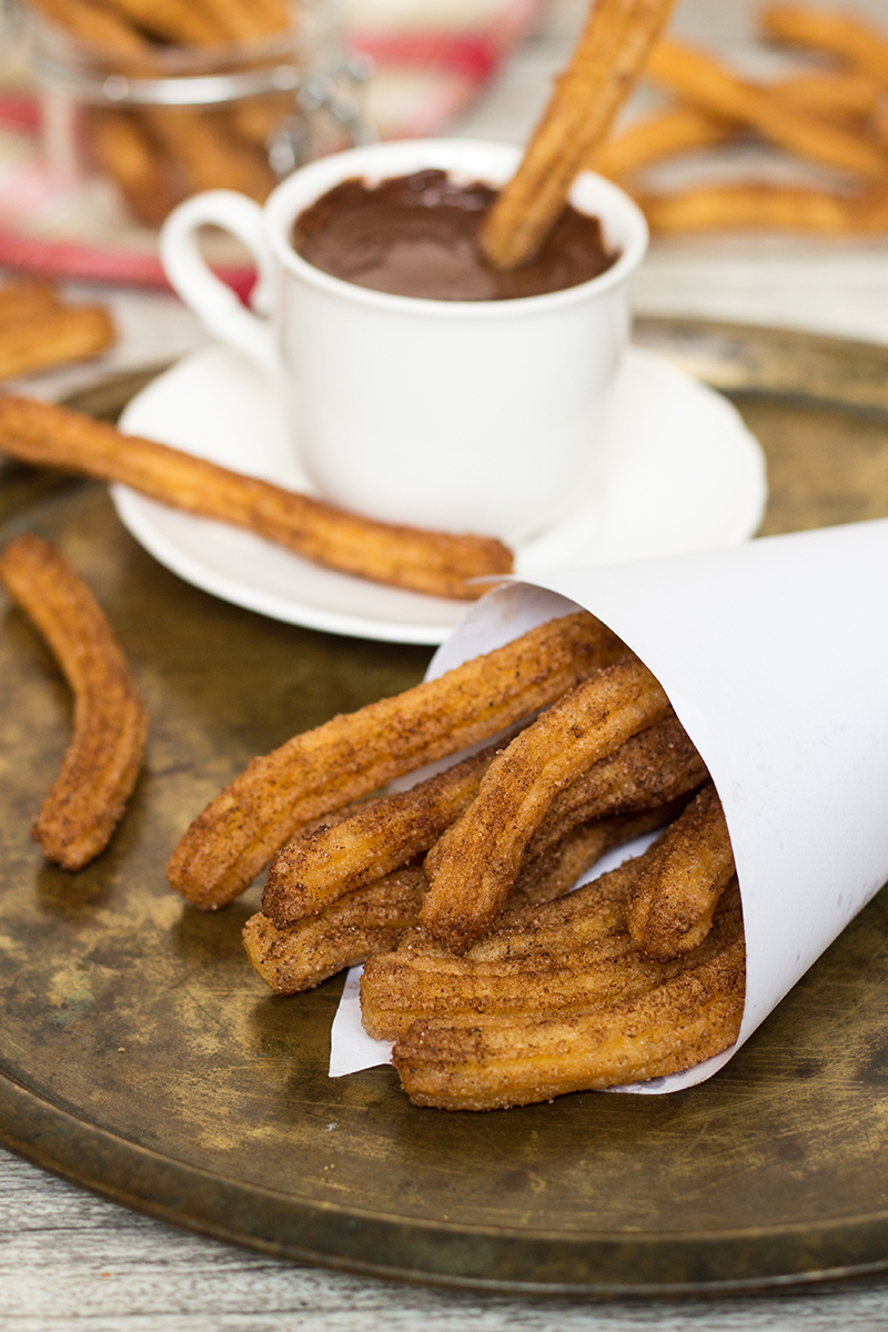 Estos Churros Con Chocolate son los innegables favoritos del desayuno español. ¡Puedo entender por qué!