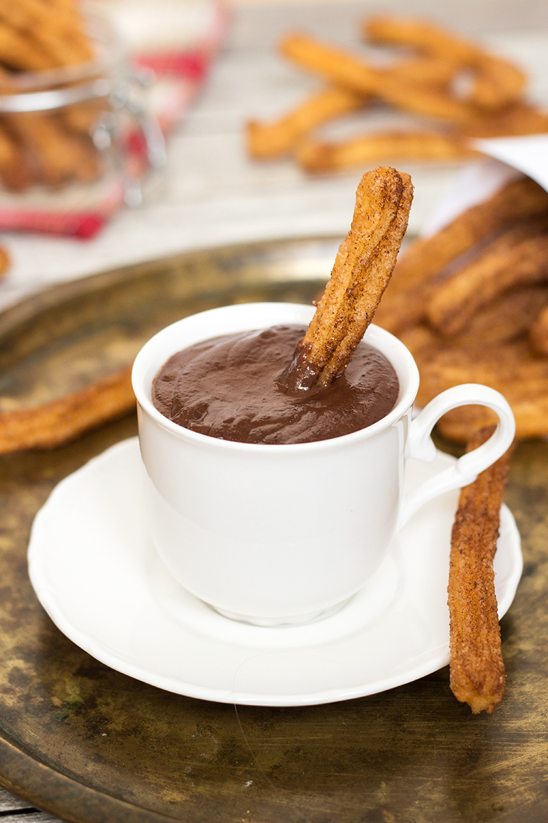 Estos Churros Con Chocolate son los innegables favoritos del desayuno español. ¡Puedo entender por qué!