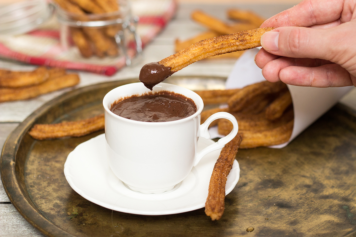 Estos Churros Con Chocolate son los innegables favoritos del desayuno español. ¡Puedo entender por qué!