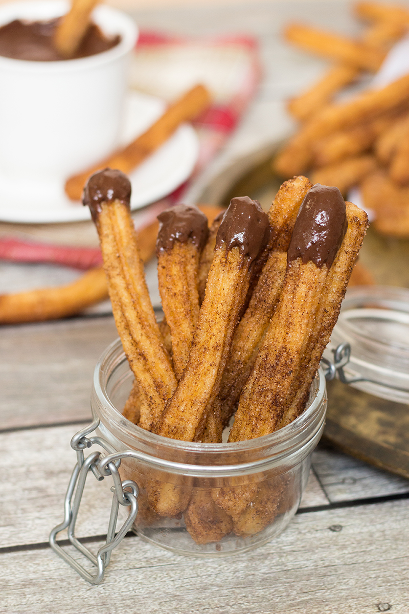 Estos Churros Con Chocolate son los innegables favoritos del desayuno español. ¡Puedo entender por qué!