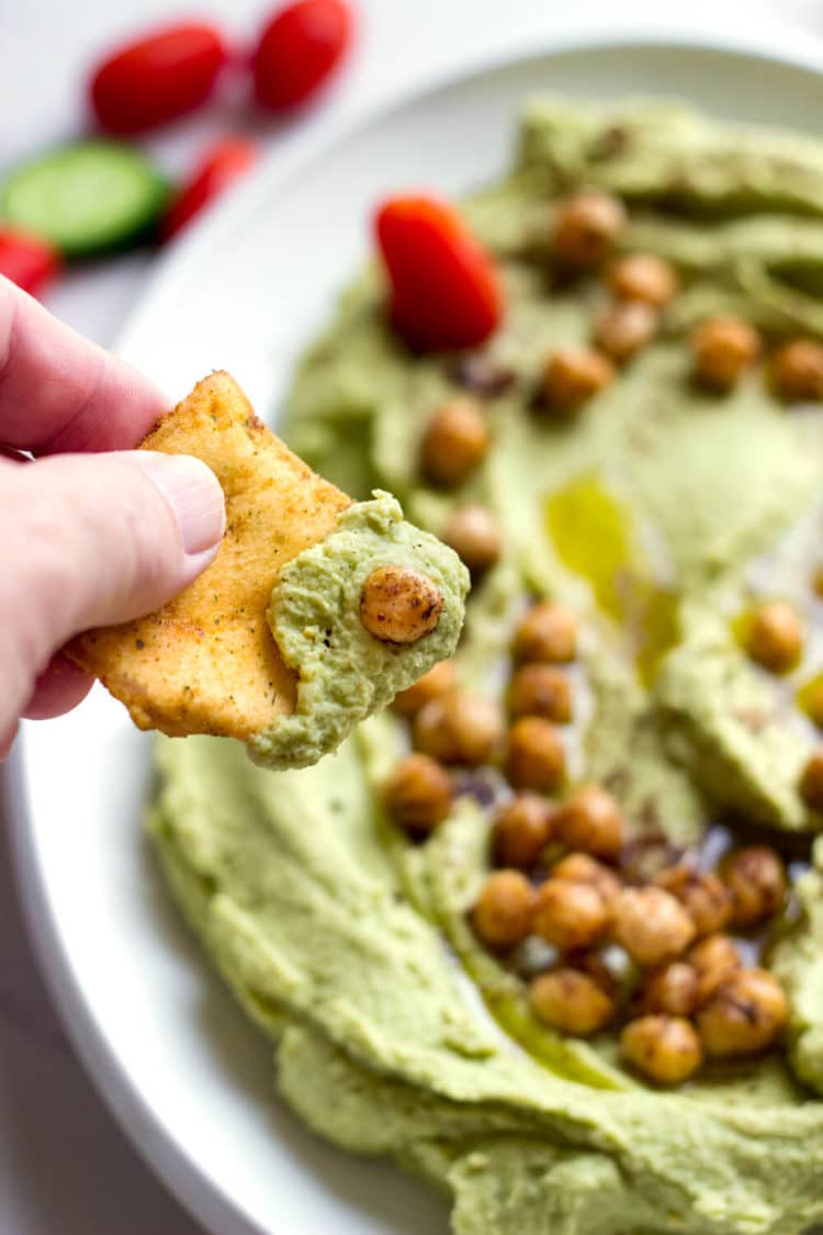Este Hummus de cilantro jalapeño es un baño fácil y saludable hecho en minutos con ingredientes frescos. ¡También es genial! Www.keviniscooking.com