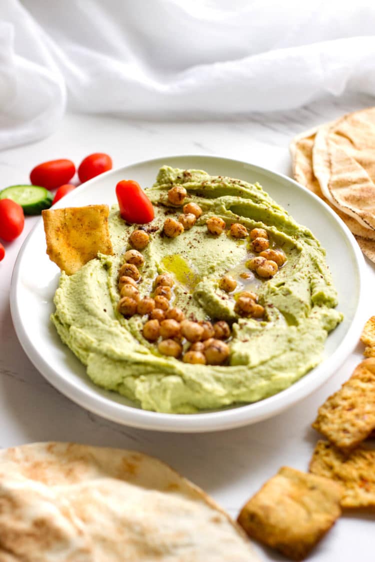 Este Hummus de cilantro jalapeño es un baño fácil y saludable hecho en minutos con ingredientes frescos. ¡También es genial! Www.keviniscooking.com