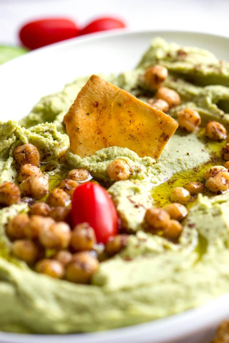 Este Hummus de cilantro jalapeño es un baño fácil y saludable hecho en minutos con ingredientes frescos. ¡También es genial! Www.keviniscooking.com