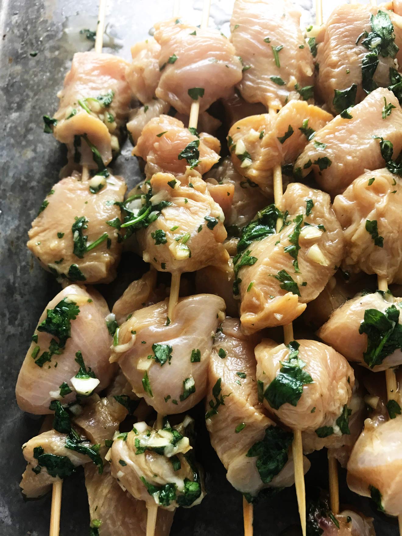 Estas brochetas de pollo a la parrilla con cilantro son un éxito con cualquier edad. Salsa de soja + lima + cilantro + pollo = fuera de este mundo y cielo en tu boca. ¡La salsa de aguacate con ajo y cilantro lo empuja un poco más y deja tu boca llena de sabor!