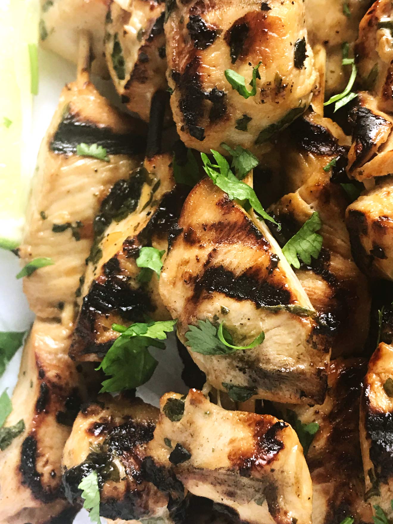Estas brochetas de pollo a la parrilla con cilantro son un éxito con cualquier edad. Salsa de soja + lima + cilantro + pollo = fuera de este mundo y cielo en tu boca. ¡La salsa de aguacate con ajo y cilantro lo empuja un poco más y deja tu boca llena de sabor!