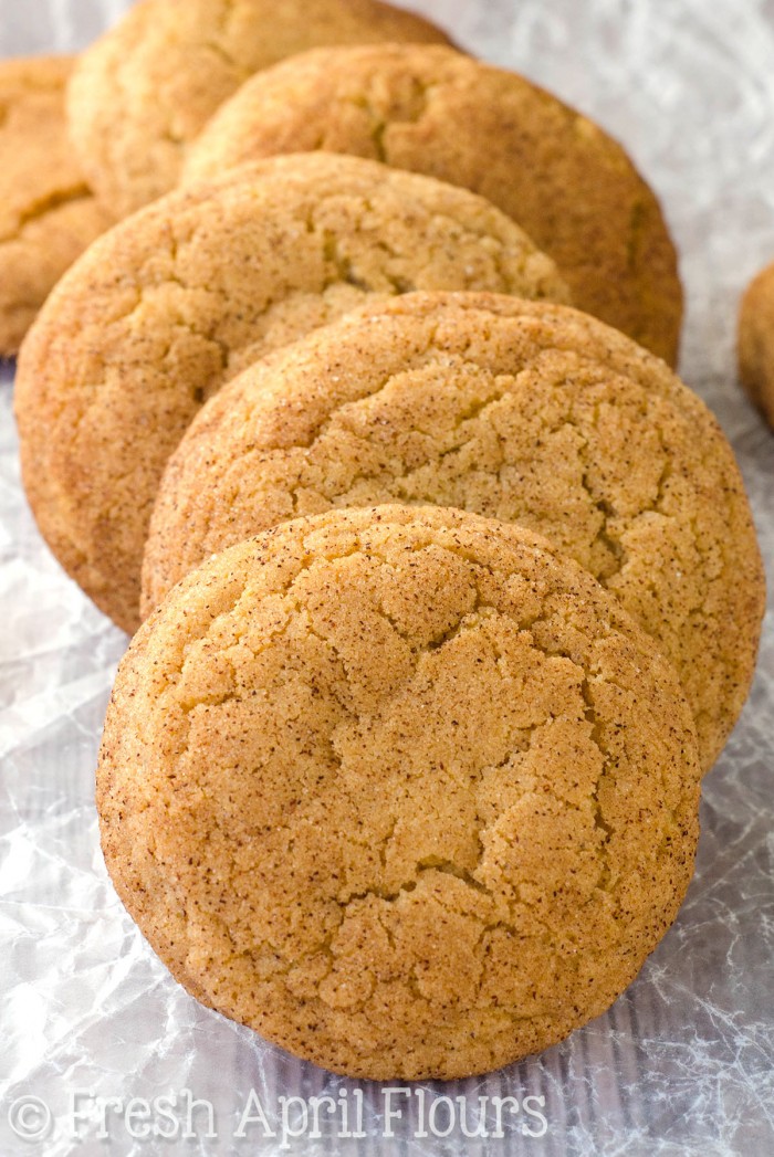 Snickerdoodles clásicos: bordes crujientes, centros que se derriten en la boca y toda la canela y azúcar que pueda desear de estas galletas clásicas.