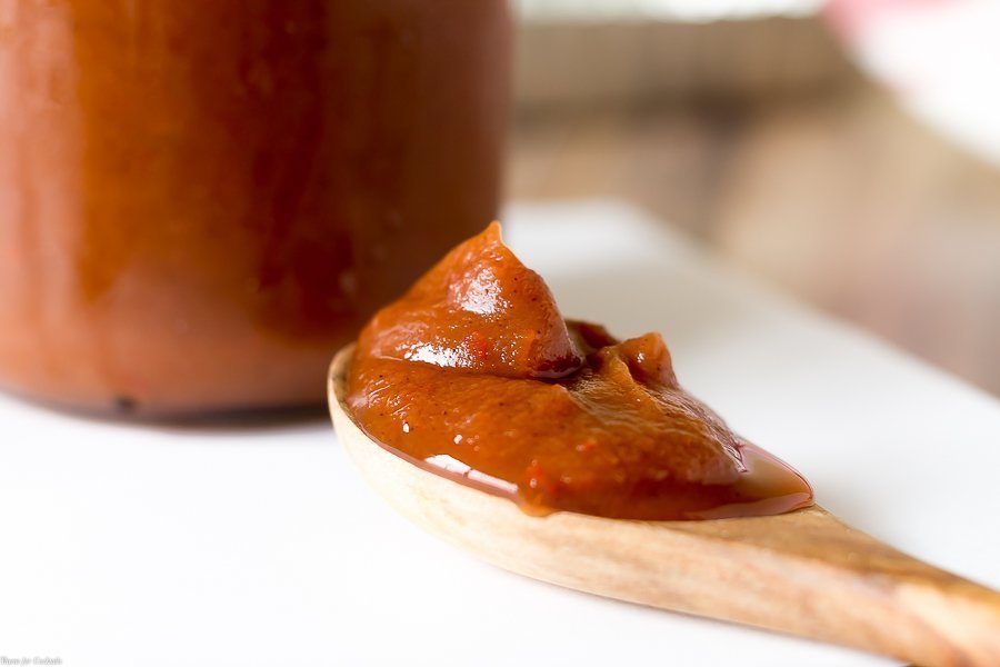Primer plano de la receta de mantequilla de manzana chipotle de cocina lenta en una cuchara