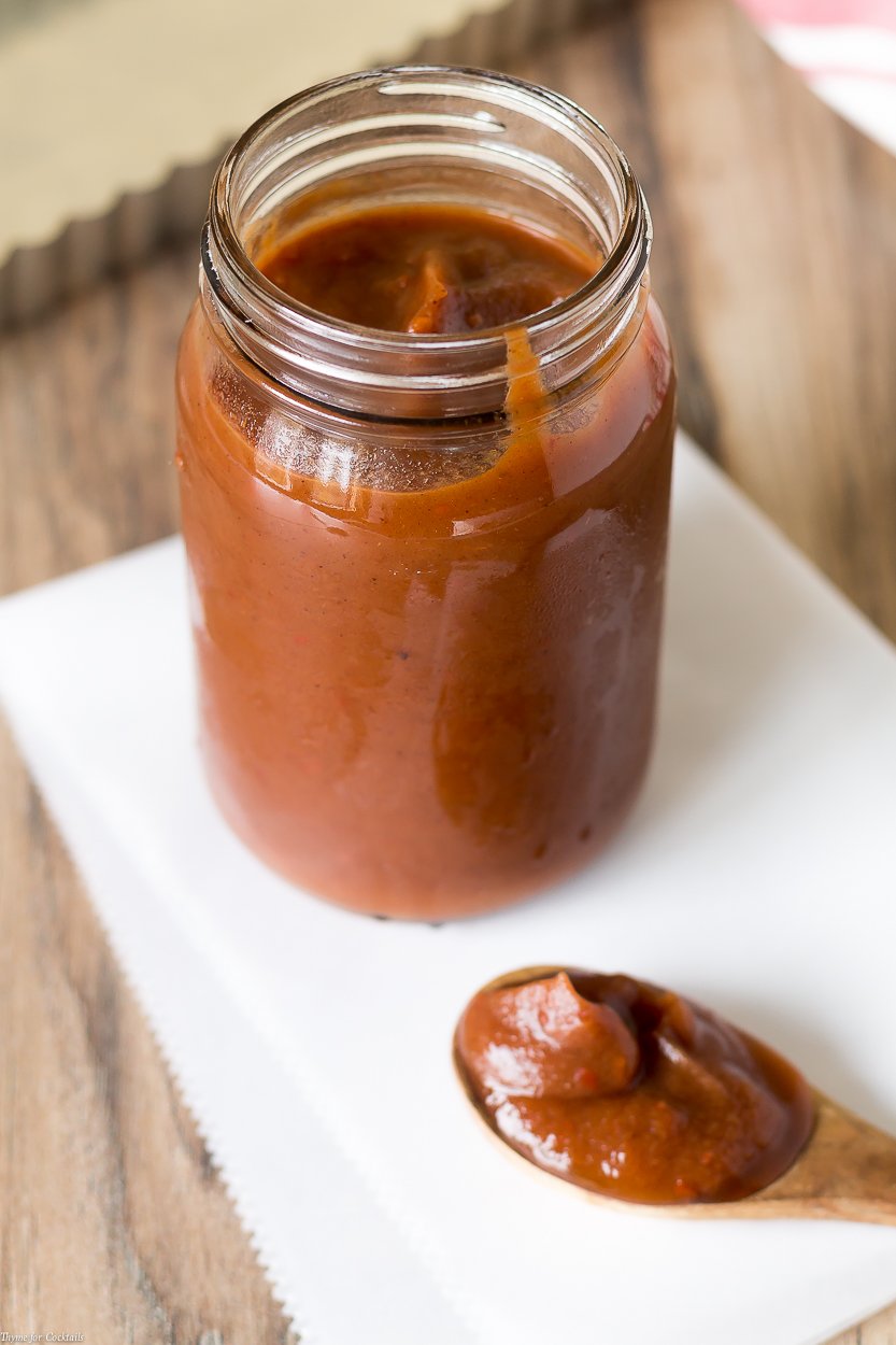 Vista desde arriba de la receta de mantequilla de manzana chipotle de olla de cocción lenta en una cuchara