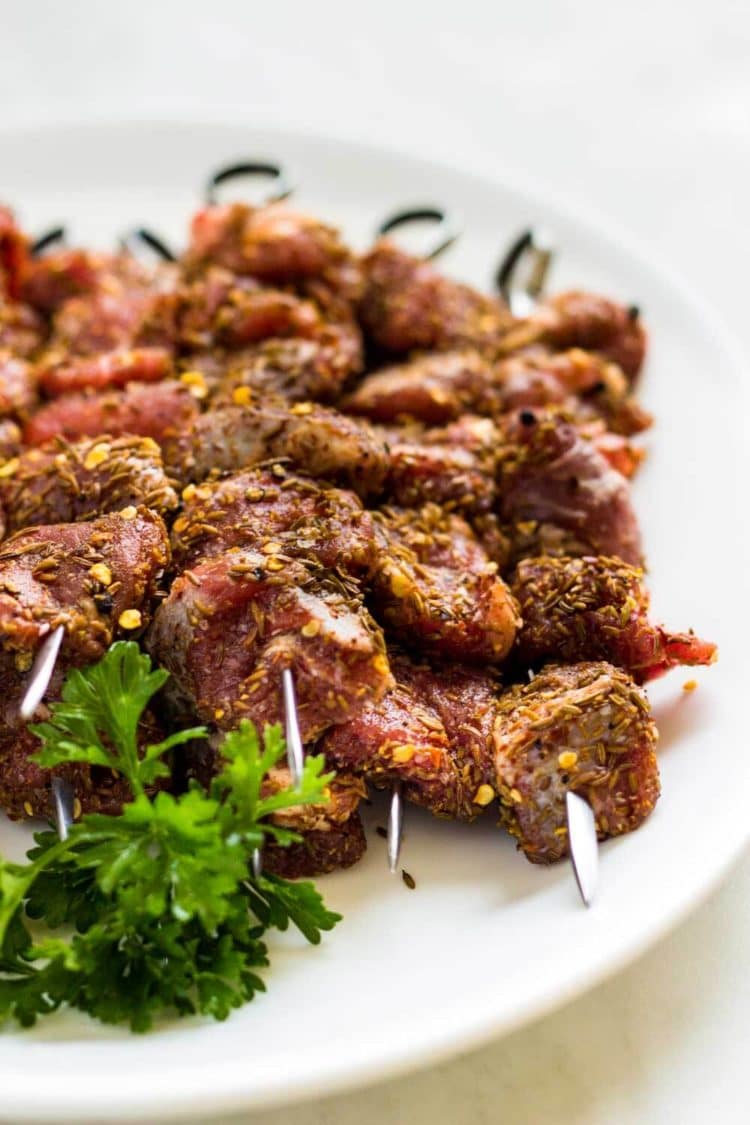  Estas brochetas de cordero de comino Chile se aderezan, se asan a la parrilla y se rellena con una pita rellena de hummus y una salsa de yogur con ajo y limón. ¡Se acabaron en poco tiempo! www.keviniscooking.com 