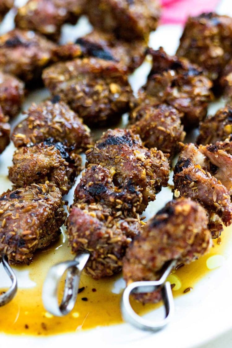  Estas brochetas de cordero de comino Chile se aderezan, se asan a la parrilla y se rellena con una pita rellena de hummus y una salsa de yogur con ajo y limón. ¡Se acabaron en poco tiempo! www.keviniscooking.com 