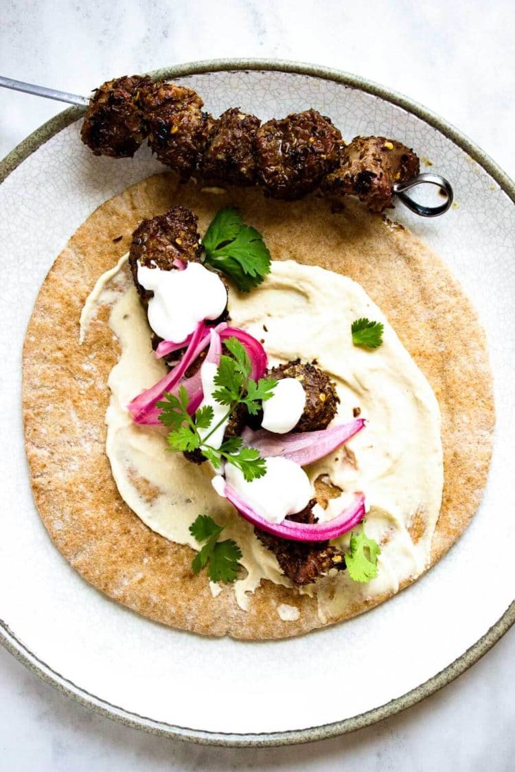  Estas brochetas de cordero de comino Chile se aderezan, se asan a la parrilla y se rellena con una pita rellena de hummus y una salsa de yogur con ajo y limón. ¡Se acabaron en poco tiempo! www.keviniscooking.com 