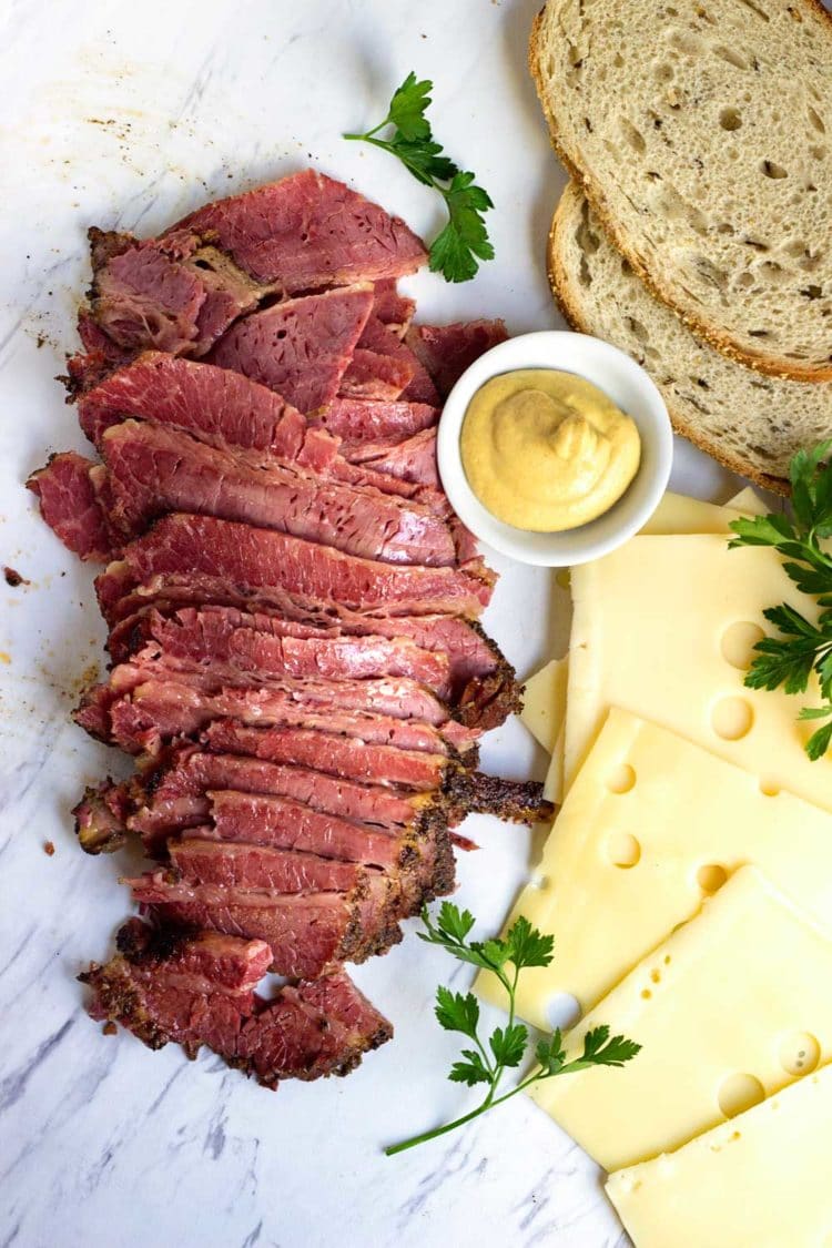 ¡Esta es una fantástica receta paso a paso sobre cómo hacer pastrami! Increíble sabor y perfecto para sándwiches, rara vez hay restos. Www.keviniscooking.com 