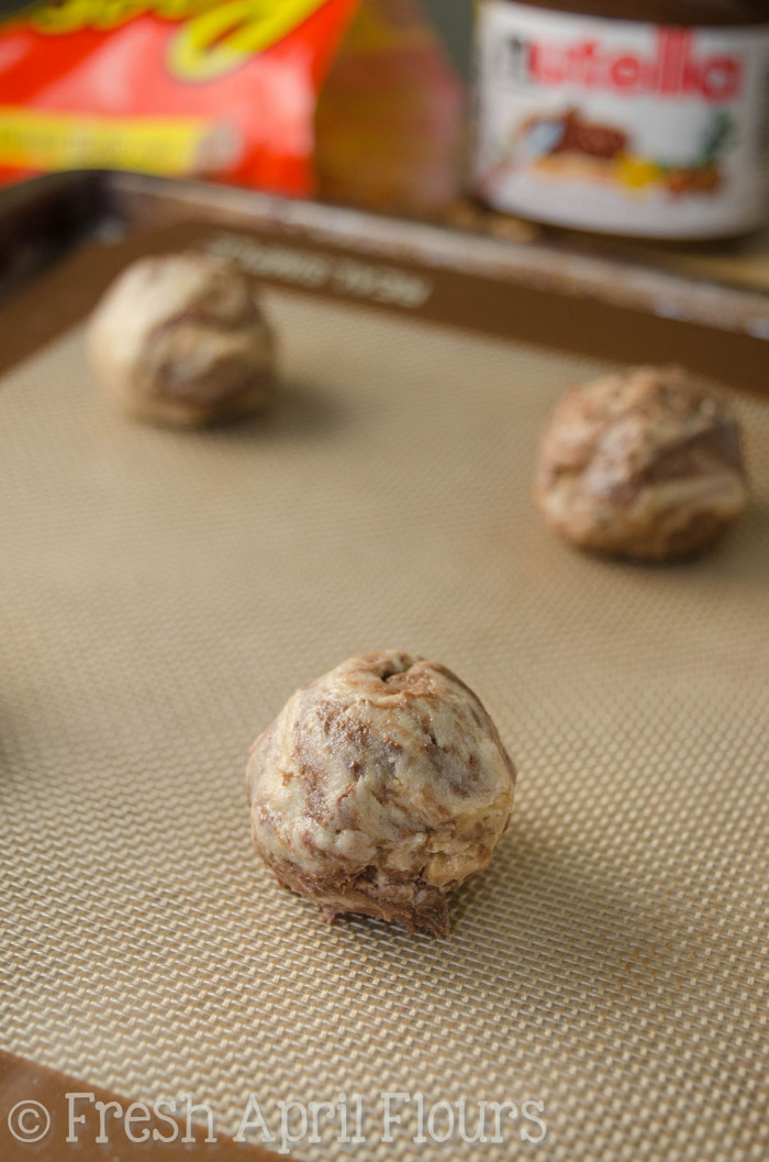 Galletas de chip de mantequilla de cacahuete remolinadas de Nutella: galletas de azúcar marrón rellenas con chips de mantequilla de maní y generosos remolinos de Nutella.