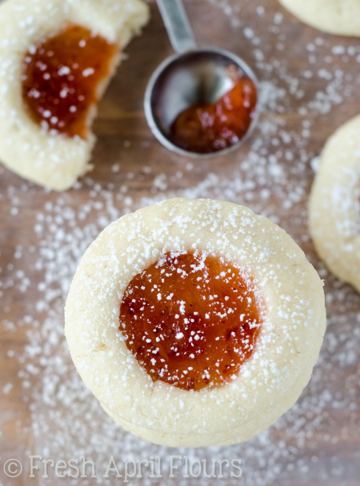 Cookies de huella digital: galletas de mantequilla de mantequilla rellenas con un charco frutado de mermelada o gelatina.