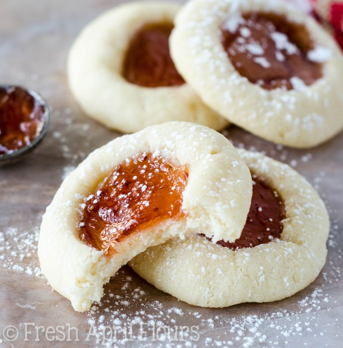 Cookies de huella digital: galletas de mantequilla de mantequilla rellenas con un charco frutado de mermelada o gelatina.