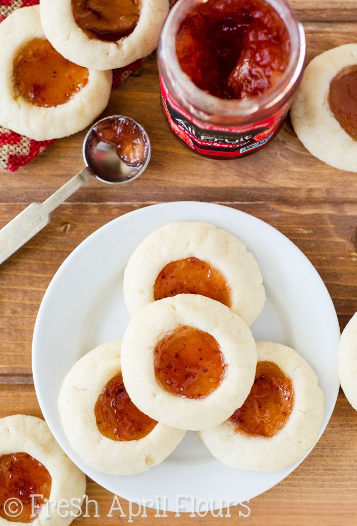 Cookies de huella digital: galletas de mantequilla de mantequilla rellenas con un charco frutado de mermelada o gelatina.