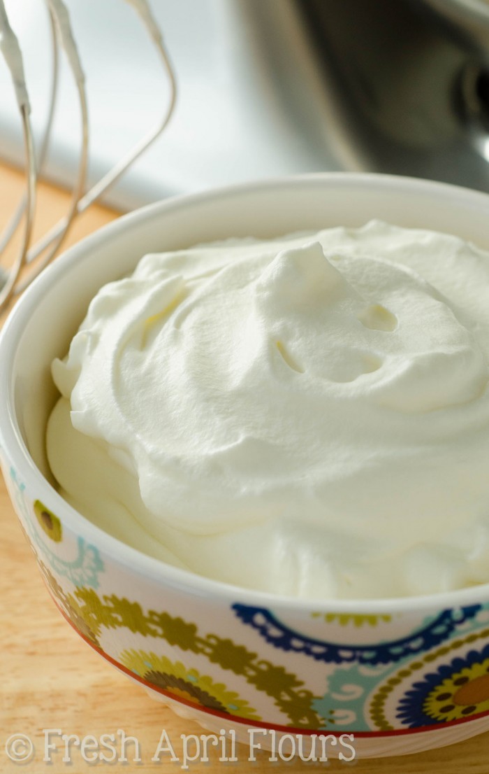 Crema batida hecha en casa: ¡Hacer tu propia crema batida fresca en casa es mucho más fácil de lo que crees, y sabe los mundos mejor que cualquier cosa que puedas comprar!