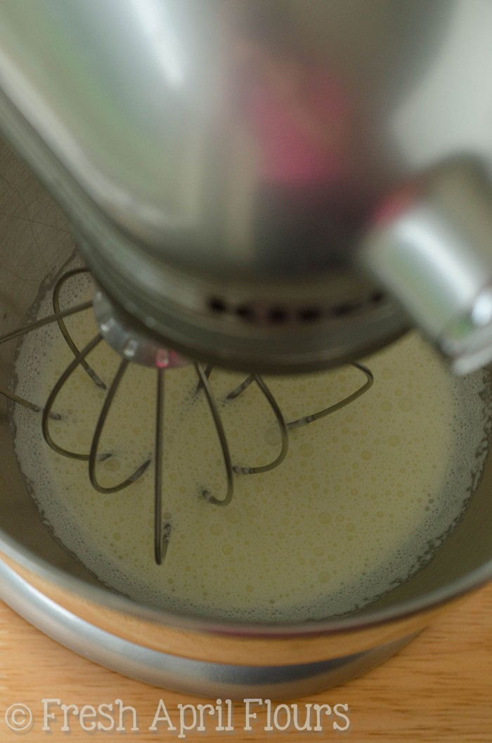 Crema batida hecha en casa: ¡Hacer tu propia crema batida fresca en casa es mucho más fácil de lo que crees, y sabe los mundos mejor que cualquier cosa que puedas comprar!
