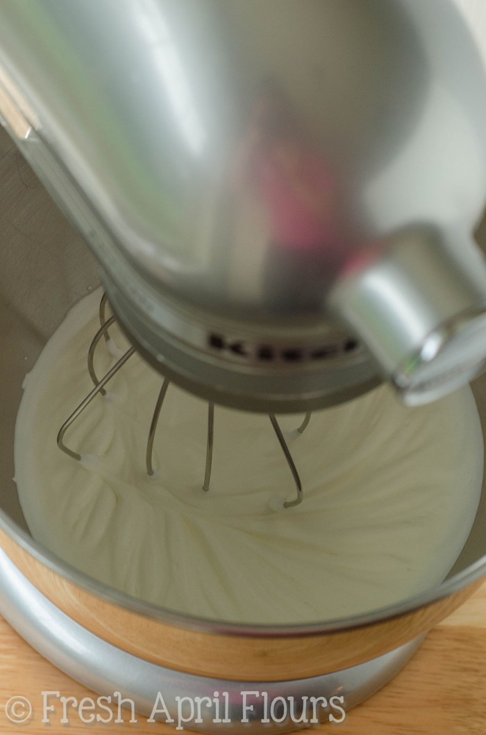 Crema batida hecha en casa: ¡Hacer tu propia crema batida fresca en casa es mucho más fácil de lo que crees, y sabe los mundos mejor que cualquier cosa que puedas comprar!