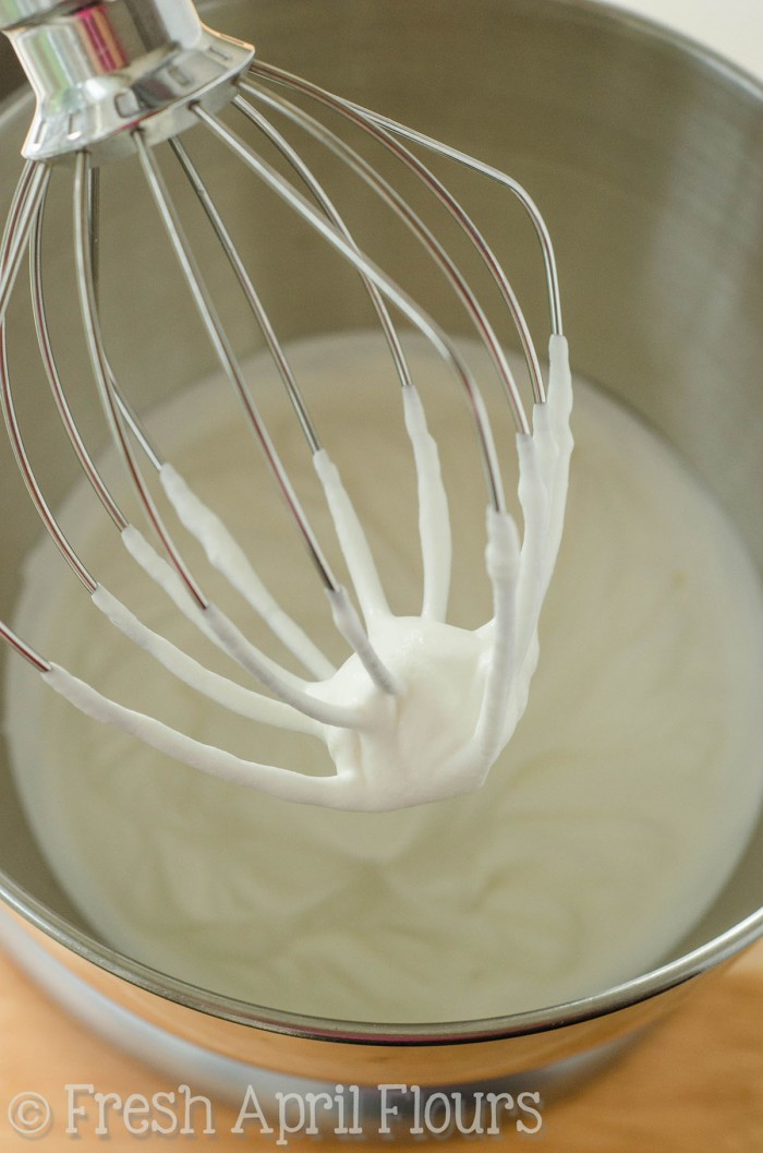 Crema batida hecha en casa: ¡Hacer tu propia crema batida fresca en casa es mucho más fácil de lo que crees, y sabe los mundos mejor que cualquier cosa que puedas comprar!