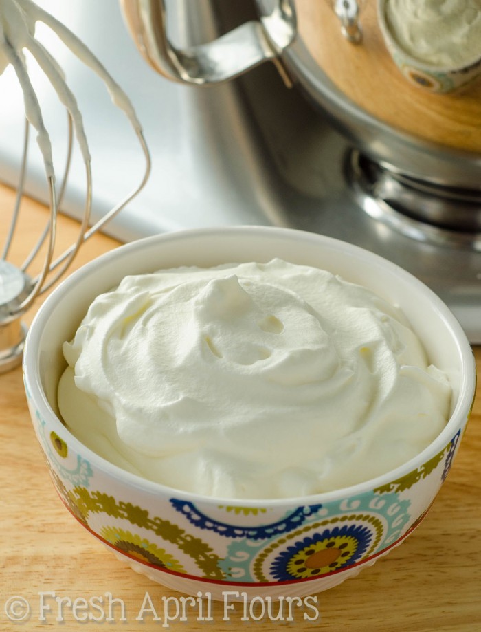 Crema batida hecha en casa: ¡Hacer tu propia crema batida fresca en casa es mucho más fácil de lo que crees, y sabe los mundos mejor que cualquier cosa que puedas comprar!