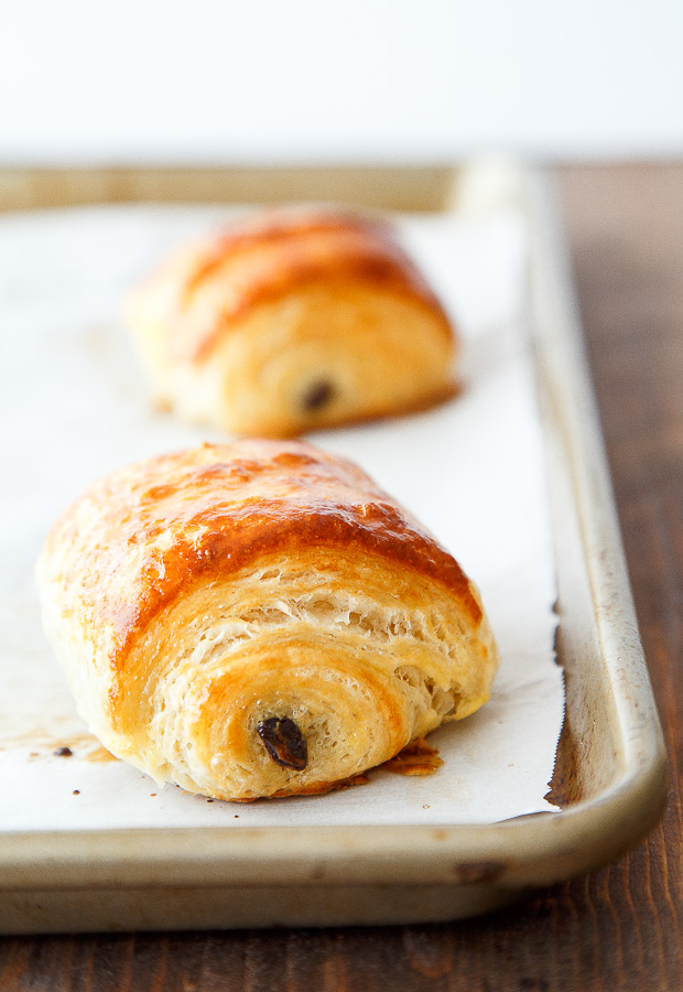  Croissants de chocolate caseros con guía paso a paso. 