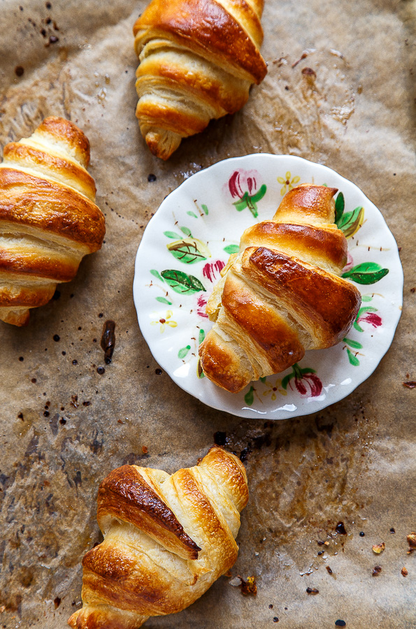  Un pequeño lote de croissants caseros. ¡Los pasos se dividen en 3 días, así que nada es demasiado complicado! @dessertfortwo 