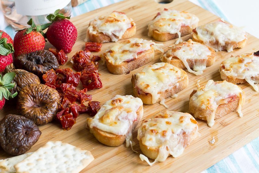 Dé un paseo mental por la campiña francesa cuando pruebe esta receta de croque Monsieur Tartine. Combínalo con tu vino francés favorito para una noche de relax con amigos.