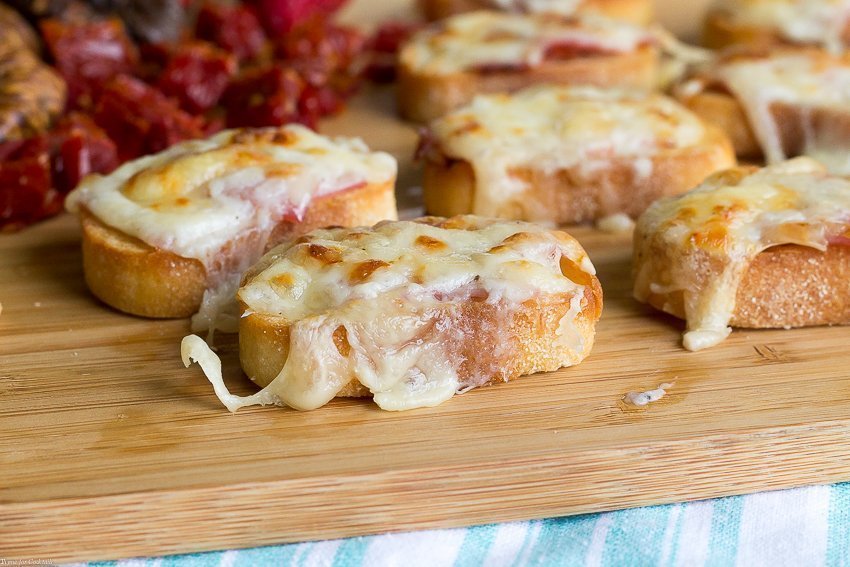 Dé un paseo mental por la campiña francesa cuando pruebe esta receta de croque Monsieur Tartine. Combínalo con tu vino francés favorito para una noche de relax con amigos.