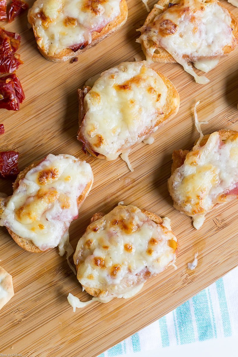 Dé un paseo mental por la campiña francesa cuando pruebe esta receta de croque Monsieur Tartine. Combínalo con tu vino francés favorito para una noche de relax con amigos.