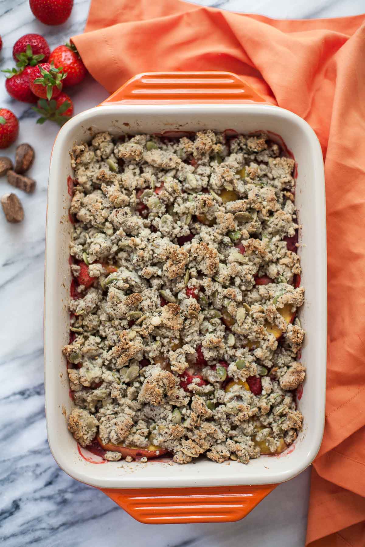 Fresco-Melocotón Crujiente Con Avellana-Pepita Crumble | acalculatedwhisk.com