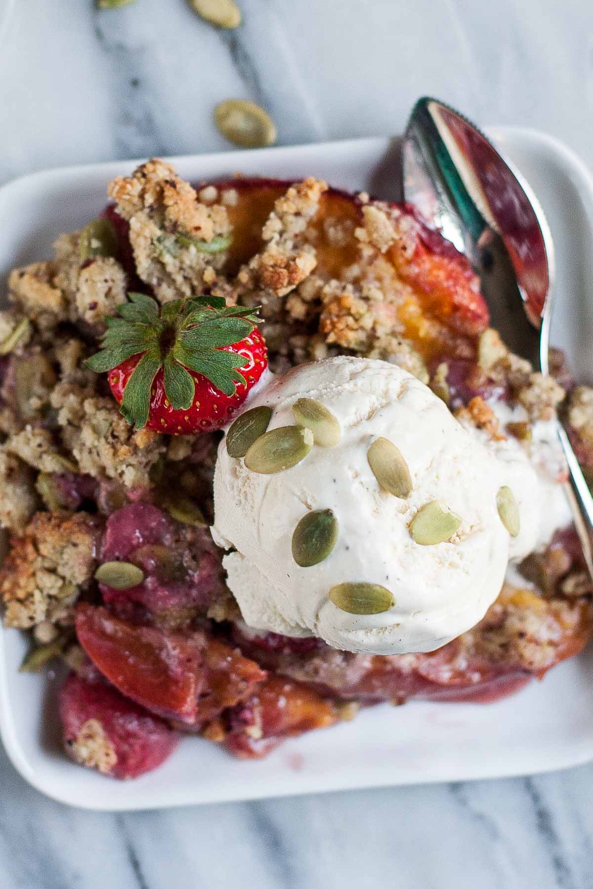 Fresco-Melocotón Crujiente Con Avellana-Pepita Crumble | acalculatedwhisk.com
