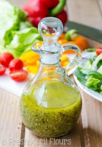 Aderezo italiano casero hecho en casa: aderezo italiano casero fácil, lleno de sabor y muchas hierbas y especias (¡y un golpe sorpresa de proteínas!) Para adornar sus ensaladas y verduras frescas.