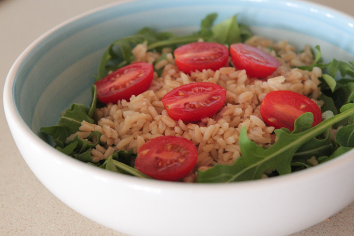 Cuencos de arroz integral al suroeste de pollo y vegetales-7