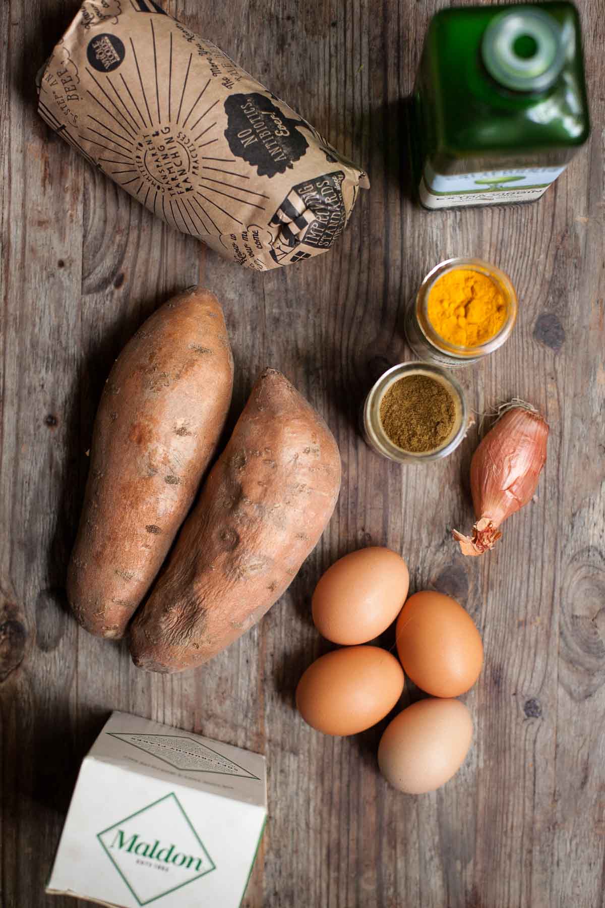 Cuencos especiados de carne de res y batatas con huevos crujientes # 30MinuteMondays | acalculatedwhisk.com