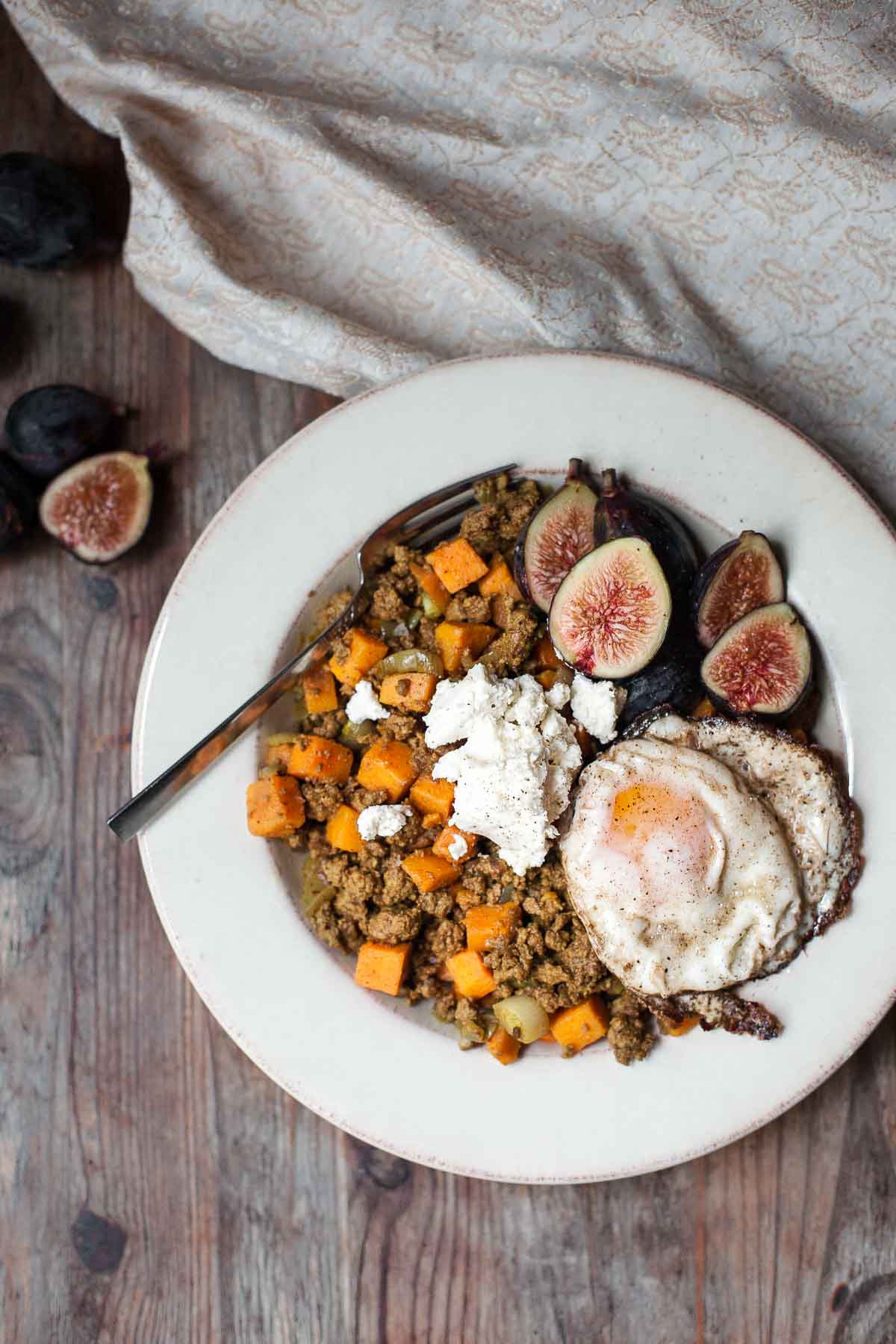 Cuencos especiados de carne de res y batatas con huevos crujientes # 30MinuteMondays | acalculatedwhisk.com