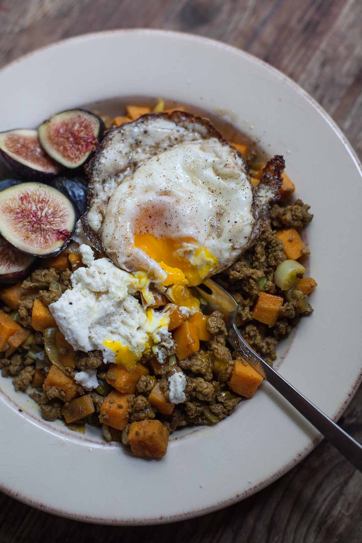 Cuencos especiados de carne de res y batatas con huevos crujientes # 30MinuteMondays | acalculatedwhisk.com