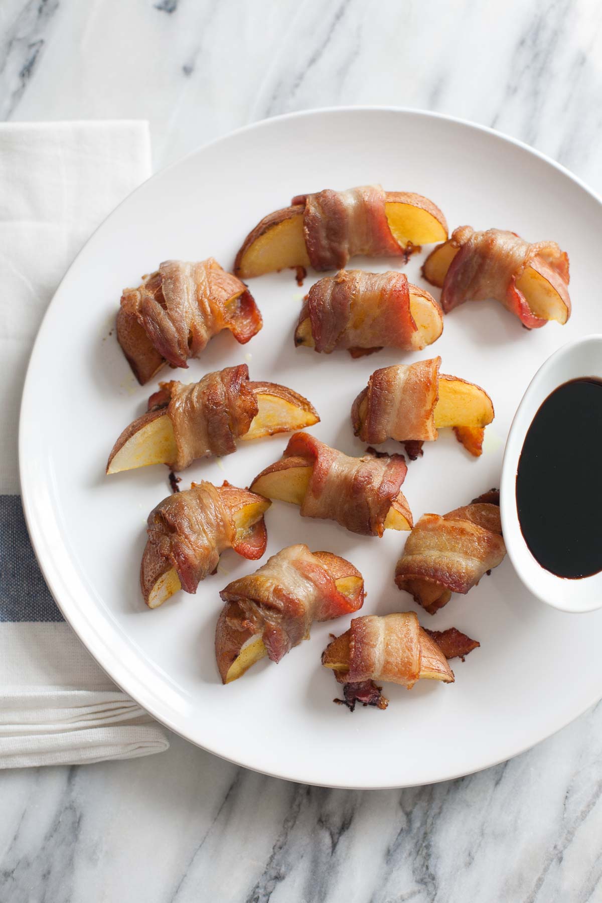 Cuñas de papa envueltas en tocino | acalculatedwhisk.com