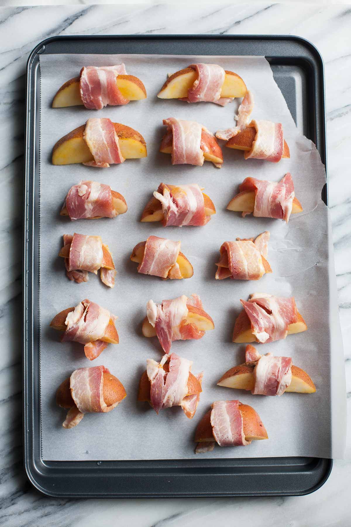 Cuñas de papa envueltas en tocino | acalculatedwhisk.com