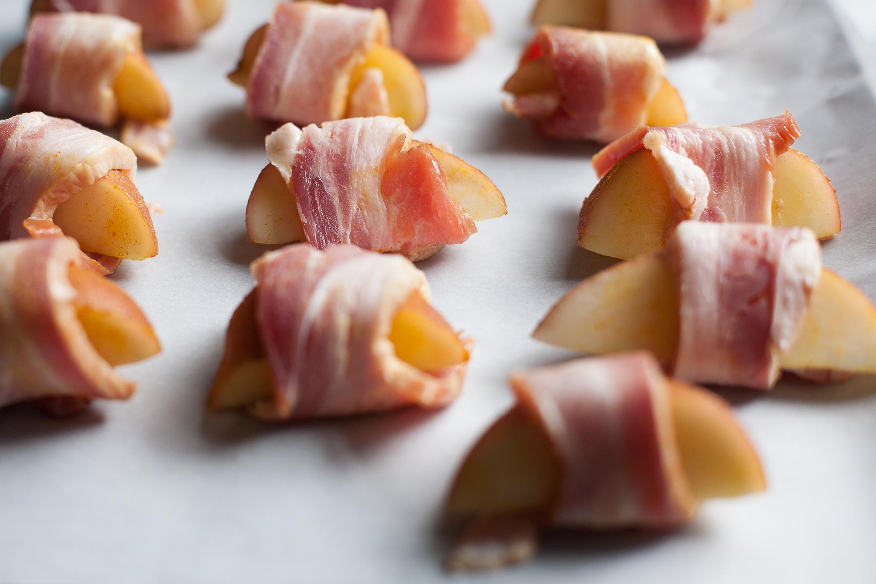 Cuñas de papa envueltas en tocino | acalculatedwhisk.com