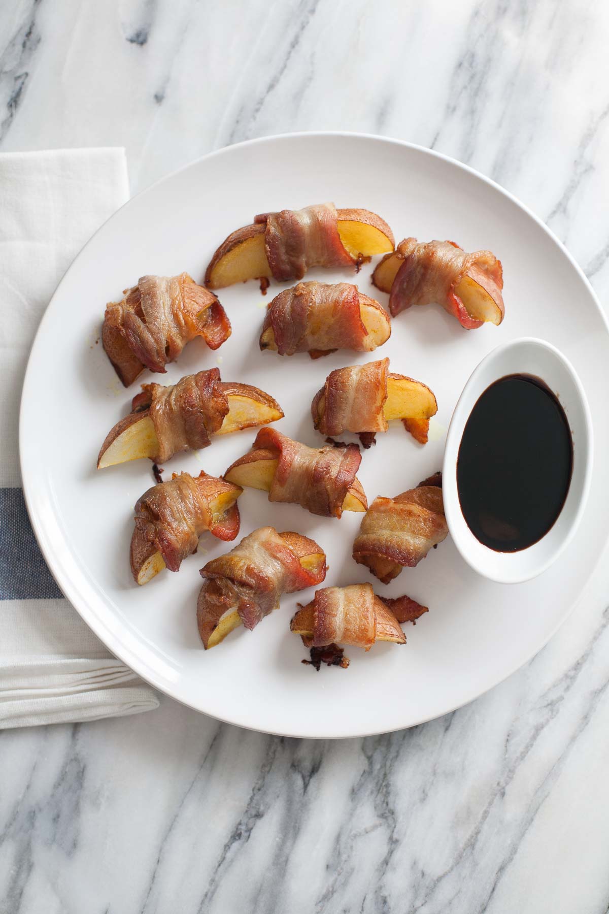 Cuñas de papa envueltas en tocino | acalculatedwhisk.com