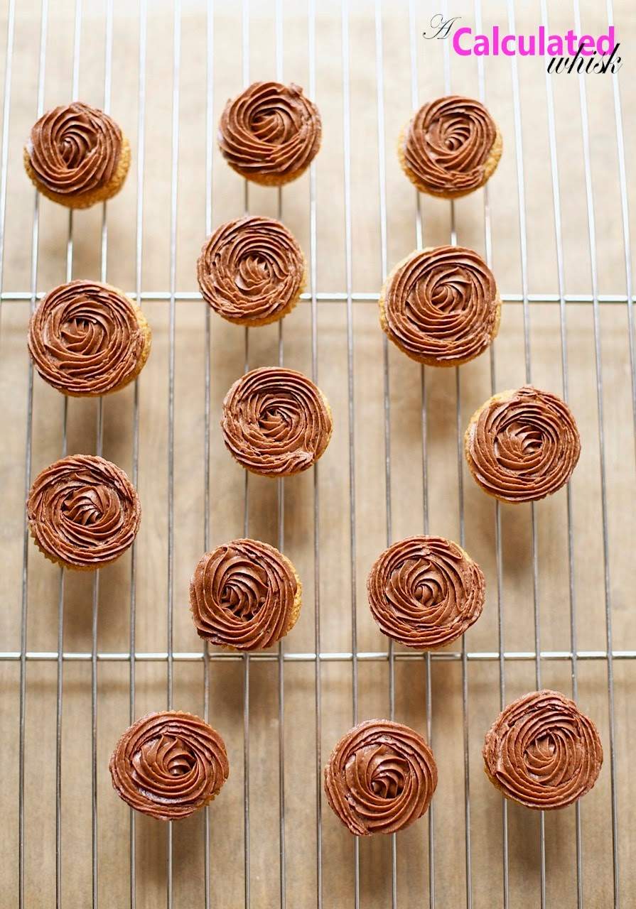 Cupcakes de vainilla fáciles con glaseado de chocolate (sin gluten, sin grano) | acalculatedwhisk.com