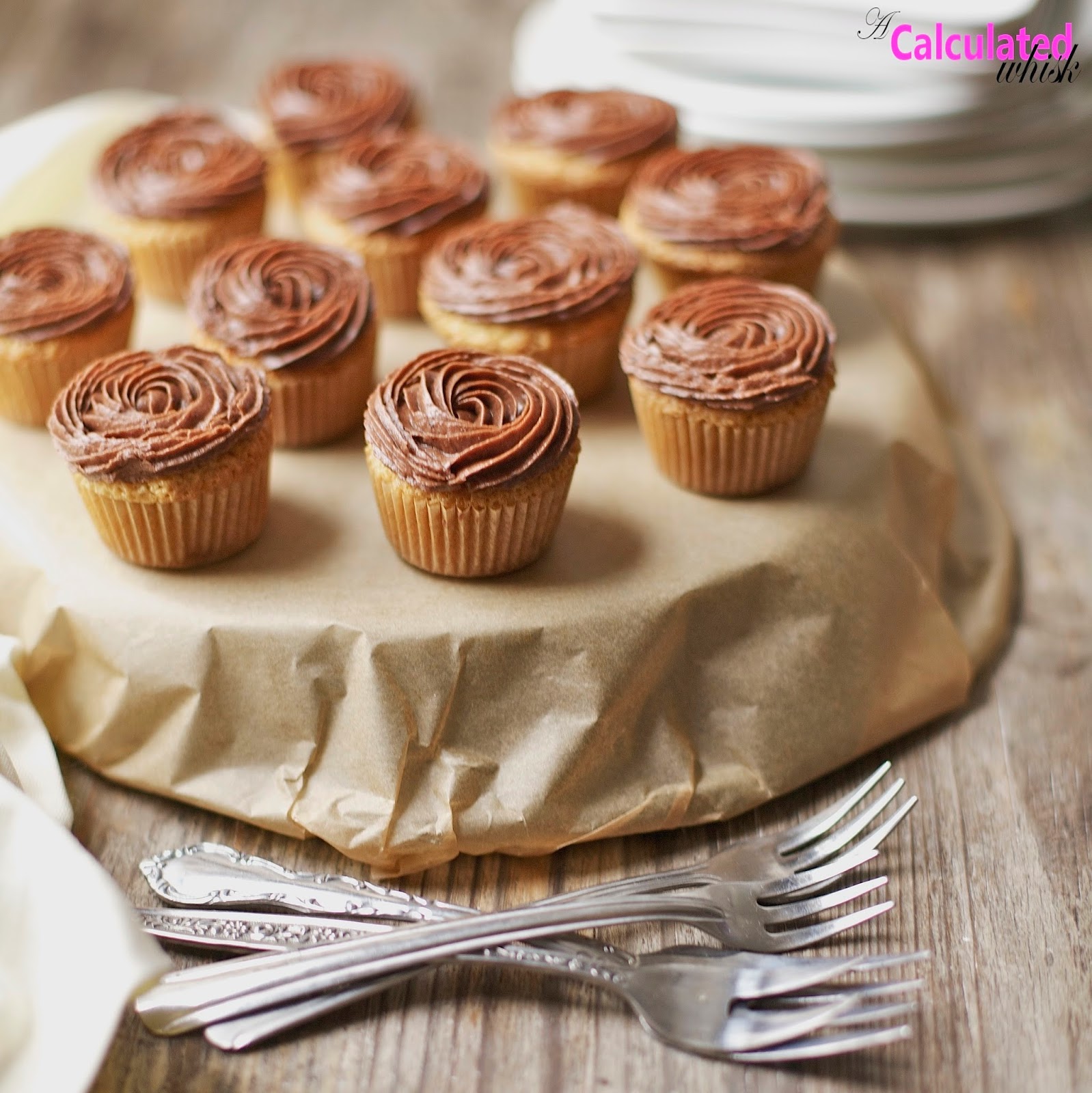 Cupcakes de vainilla fáciles con glaseado de chocolate (sin gluten, sin grano) | acalculatedwhisk.com