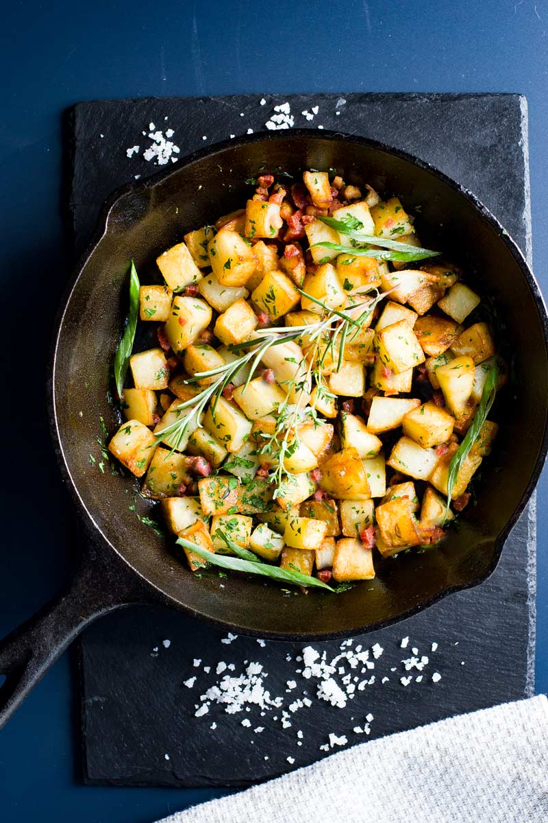 Sartén De Patatas De Desayuno Con Hierbas Y Pancetta